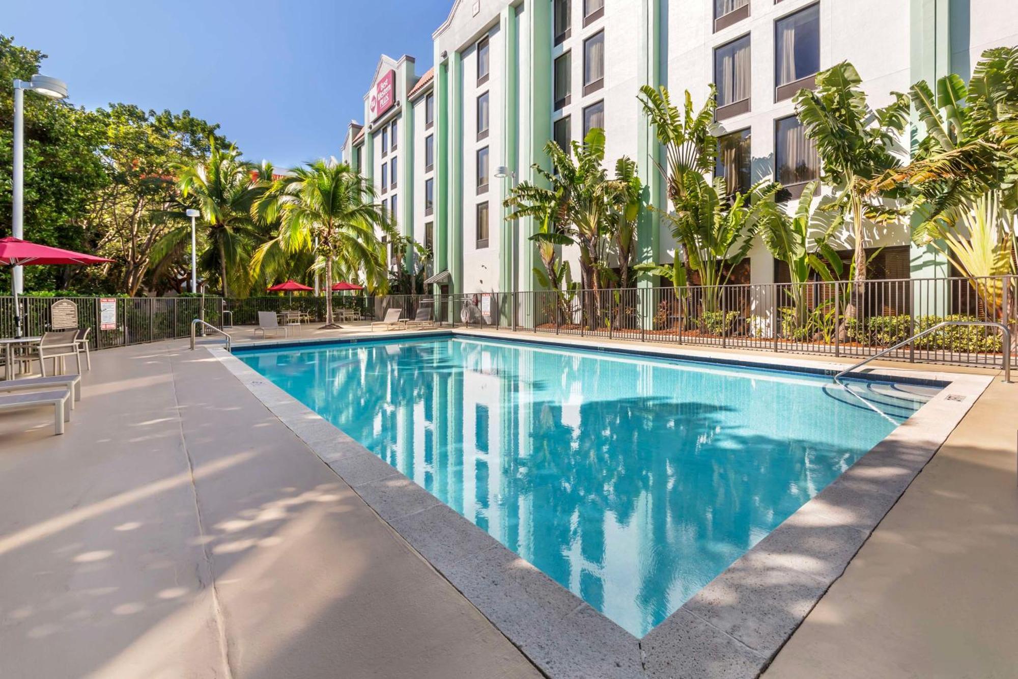Best Western Plus Kendall Hotel & Suites The Crossings Exterior photo