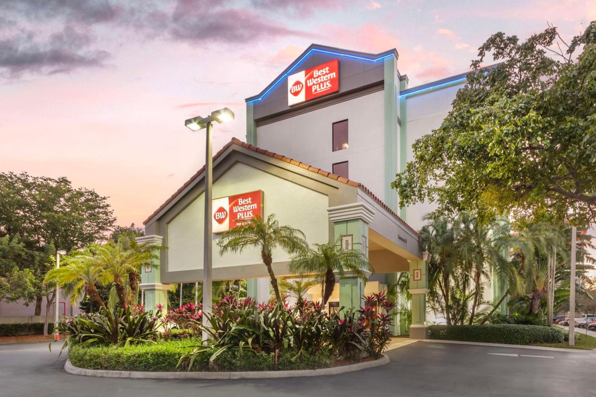Best Western Plus Kendall Hotel & Suites The Crossings Exterior photo